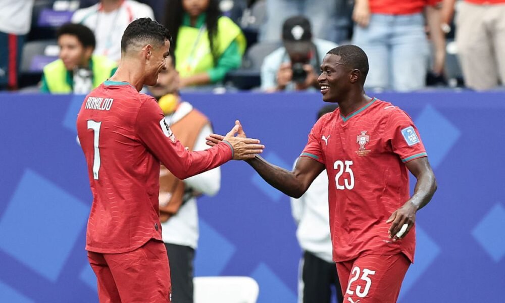 Cristiano Ronaldo y Nuno Mendes festejan un gol ante Uzbekistán. Foto: FIFA