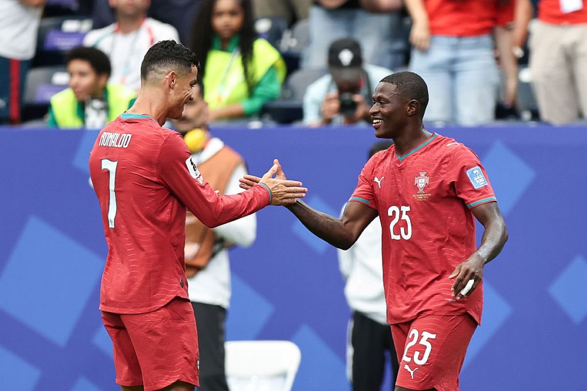 Cristiano Ronaldo y Nuno Mendes festejan un gol ante Uzbekistán. Foto: FIFA