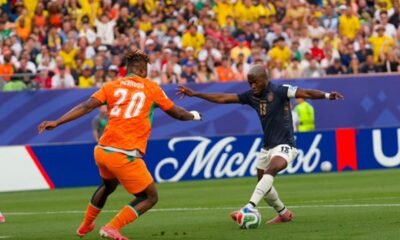 Enner Valencia, de Ecuador, ante Emmanuel Agbadou, de Costa de Marfil. Foto: La Tri