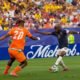 Enner Valencia, de Ecuador, ante Emmanuel Agbadou, de Costa de Marfil. Foto: La Tri
