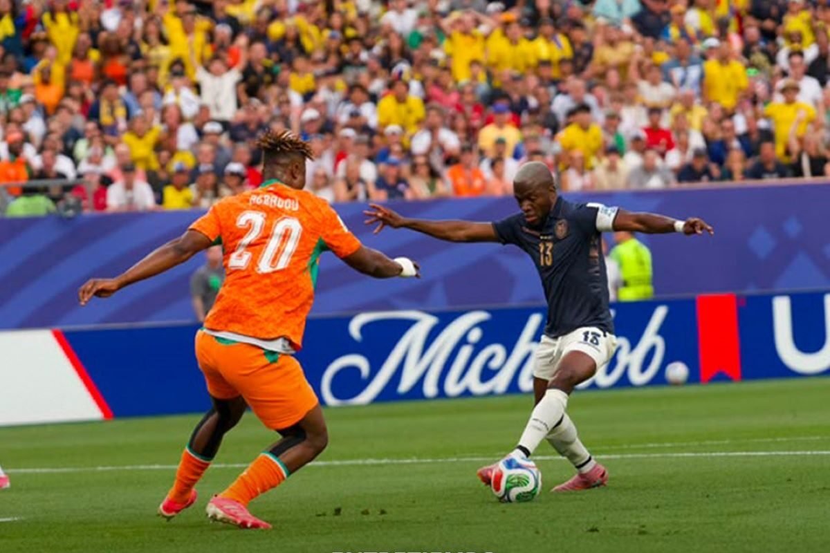 Enner Valencia, de Ecuador, ante Emmanuel Agbadou, de Costa de Marfil. Foto: La Tri