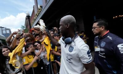 Moisés Caicedo en los exteriores dfel hotel donde se concentra Ecuador. Foto: Tito Rosales