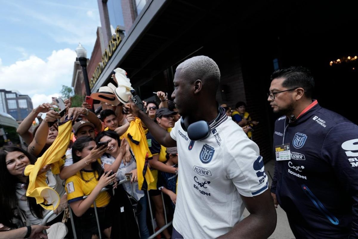 Moisés Caicedo en los exteriores dfel hotel donde se concentra Ecuador. Foto: Tito Rosales