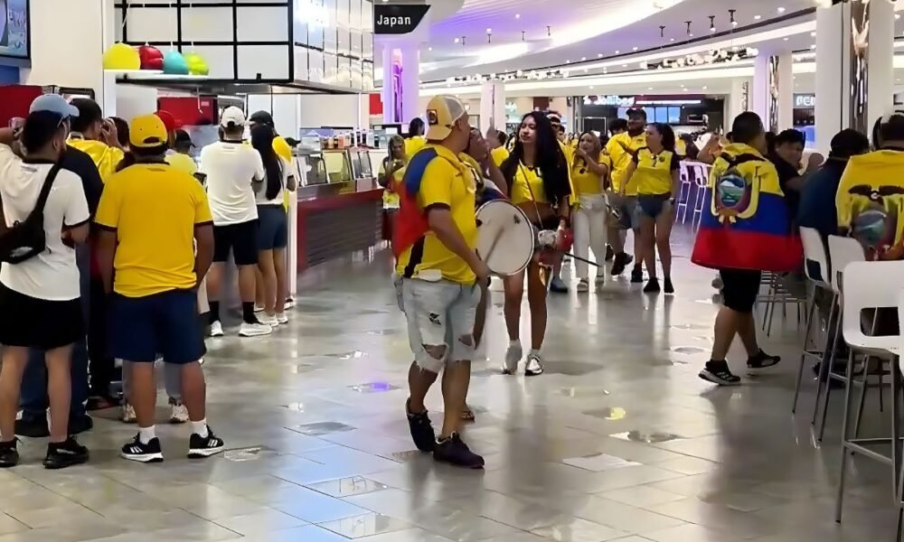 Ecuatorianos en el patio de comidas del American Dream Mall en Nueva Jersey. Foto: Captura de pantalla