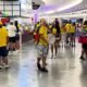 Ecuatorianos en el patio de comidas del American Dream Mall en Nueva Jersey. Foto: Captura de pantalla