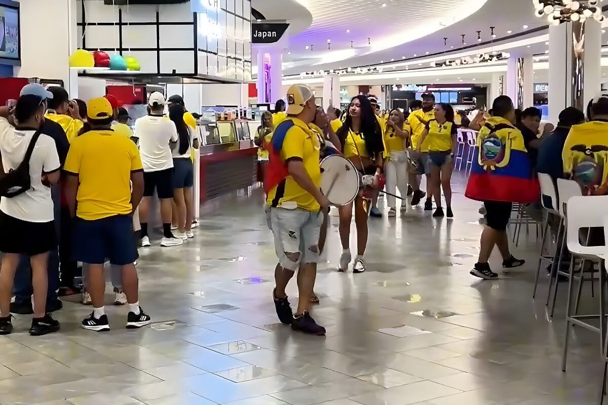 Ecuatorianos en el patio de comidas del American Dream Mall en Nueva Jersey. Foto: Captura de pantalla