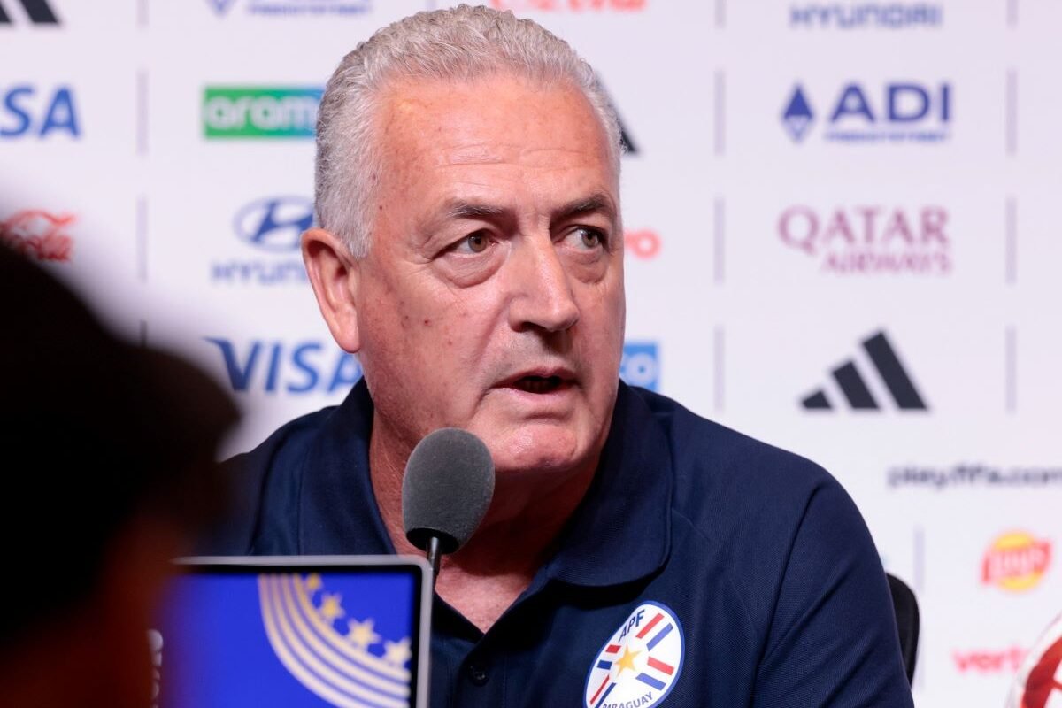 Gustavo Alfaro en rueda de prensa previo al partido de Paraguay ante Australia. Foto: Selección de Paraguay