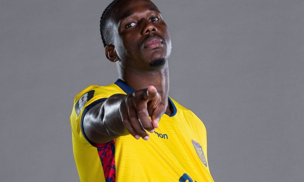 Jackson Porozo posando para las fotos del Media Day de la FIFA. Foto: La Tri