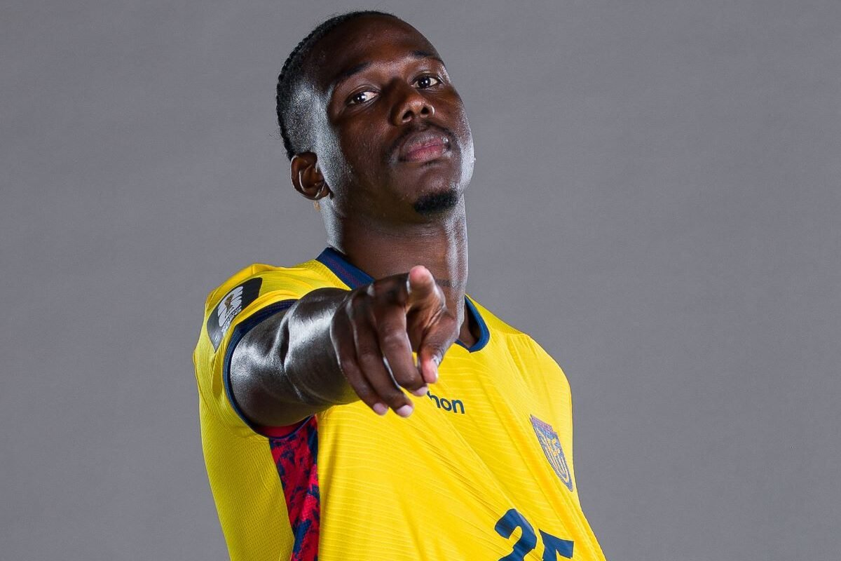 Jackson Porozo posando para las fotos del Media Day de la FIFA. Foto: La Tri