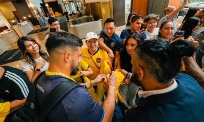 Hernán Galíndez compartiendo con la hinchada en el hotel en Nueva Jersey. Foto La Tri