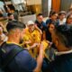 Hernán Galíndez compartiendo con la hinchada en el hotel en Nueva Jersey. Foto La Tri