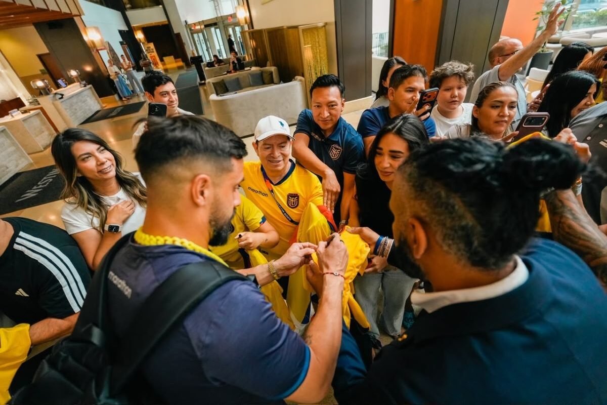 Hernán Galíndez compartiendo con la hinchada en el hotel en Nueva Jersey. Foto La Tri