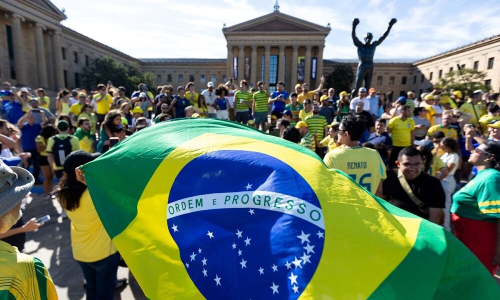 Hinchada brasileña presente en la estatua de Rocky Balboa. Foto: FIFA