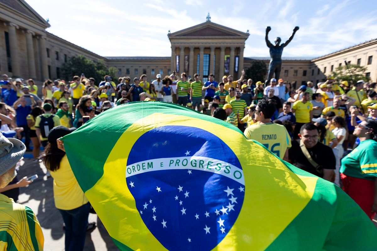 Hinchada brasileña presente en la estatua de Rocky Balboa. Foto: FIFA