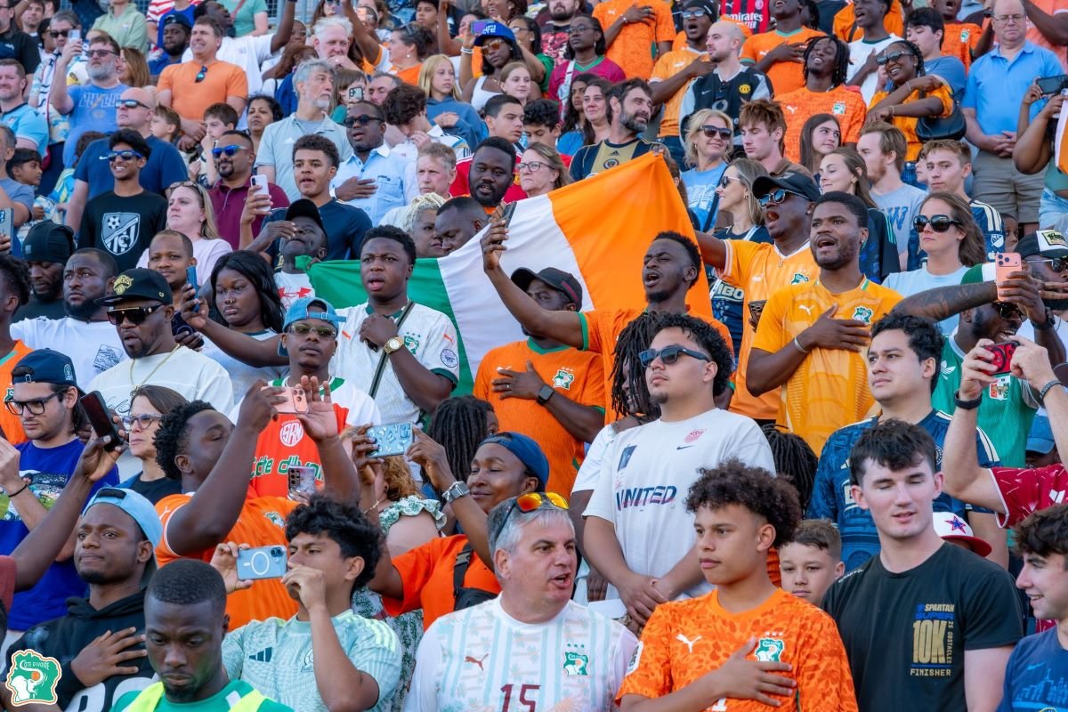 Hinchada de Costa de Marfil en el amistoso ante Francia. Foto: Selección de Costa de Marfil