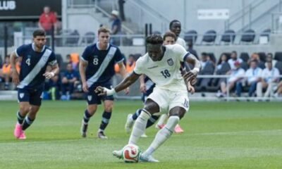 Jordy Caicedo anota de penal, el gol ante Guatemala. Foto: La Tri