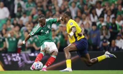 Julián Quiñónes remata sobre la marca de Joel Ordóñez para anotar el primer gol de México ante Ecuador.