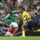 Julián Quiñónes remata sobre la marca de Joel Ordóñez para anotar el primer gol de México ante Ecuador.