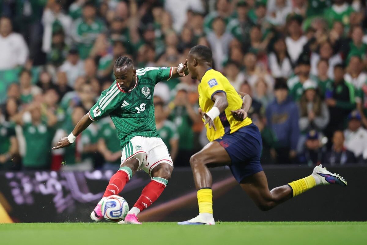 Julián Quiñónes remata sobre la marca de Joel Ordóñez para anotar el primer gol de México ante Ecuador.