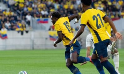 Jordy Caicedo y José Hurtado en el partido amistoso ante Arabia Saudita. Foto: La Tri