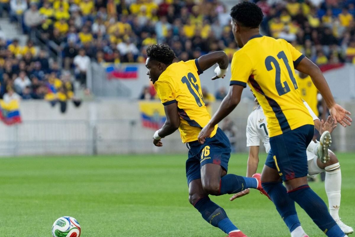 Jordy Caicedo y José Hurtado en el partido amistoso ante Arabia Saudita. Foto: La Tri