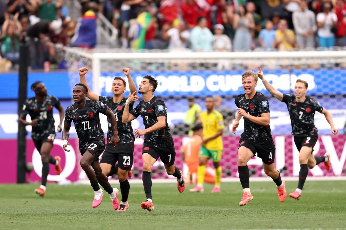 Jugadores canadienses celebrando el gol de la clasificación. Foto: Selección de Canadá