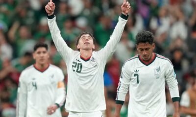 Jugadores de México celebrando la clasificación a 16vos tras ganarle a Checa. Foto: Selección de México