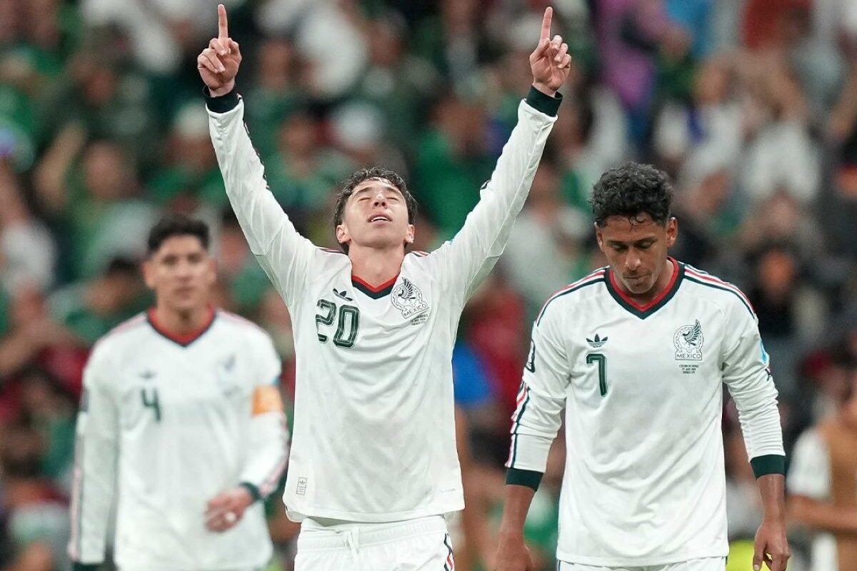 Jugadores de México celebrando la clasificación a 16vos tras ganarle a Checa. Foto: Selección de México