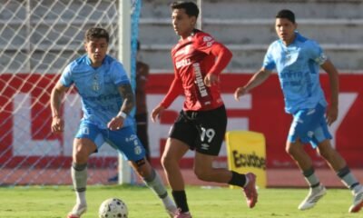 Elián Pepinós, de Leones FC, ante jugadores de Macará. Foto: API