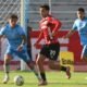 Elián Pepinós, de Leones FC, ante jugadores de Macará. Foto: API