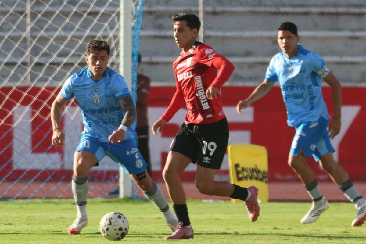 Elián Pepinós, de Leones FC, ante jugadores de Macará. Foto: API