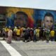 Los ecuatorianos se fotoma fotografías en el mural de Willian Pacho, en Kansas.