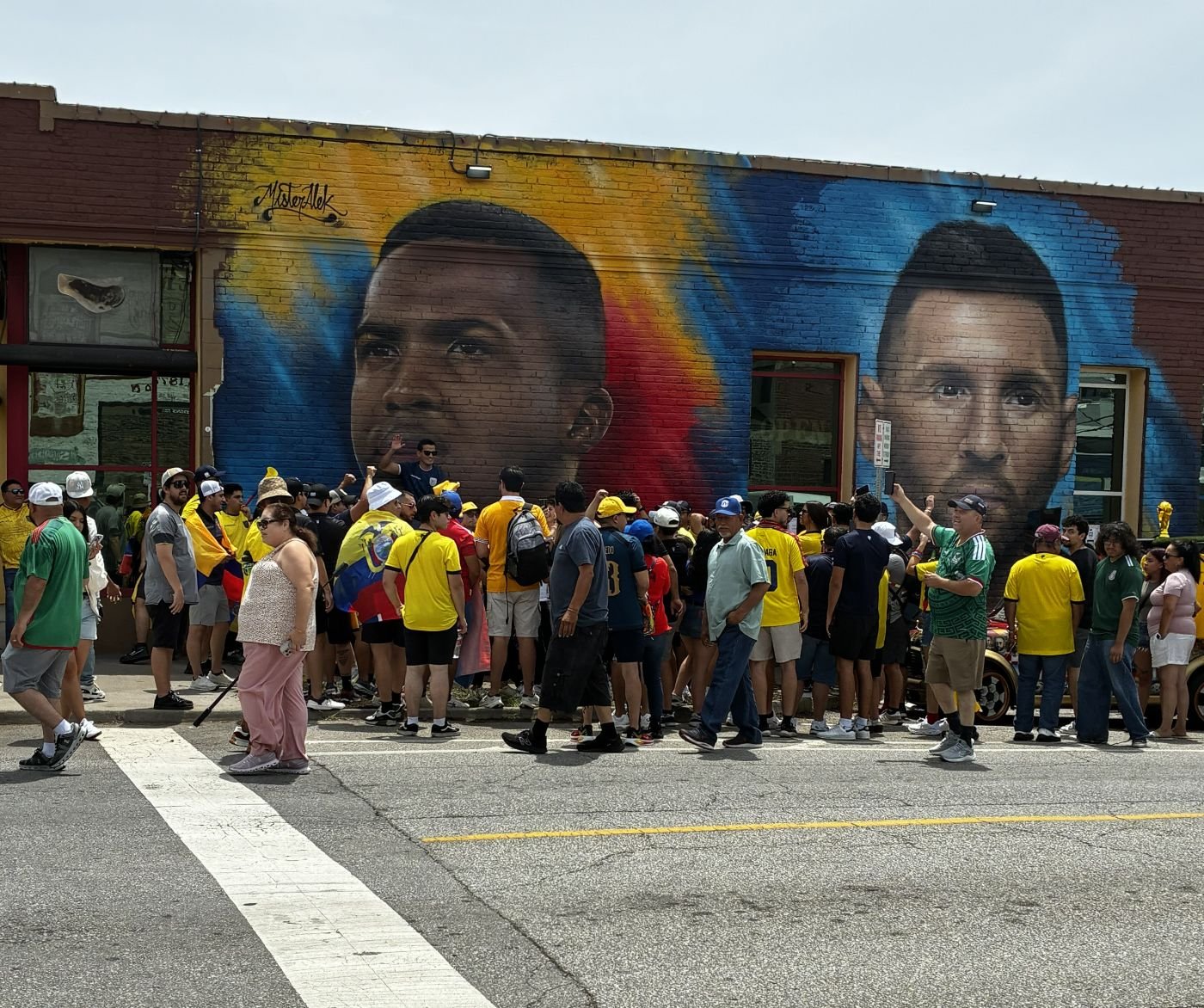 Los ecuatorianos se fotoma fotografías en el mural de Willian Pacho, en Kansas.