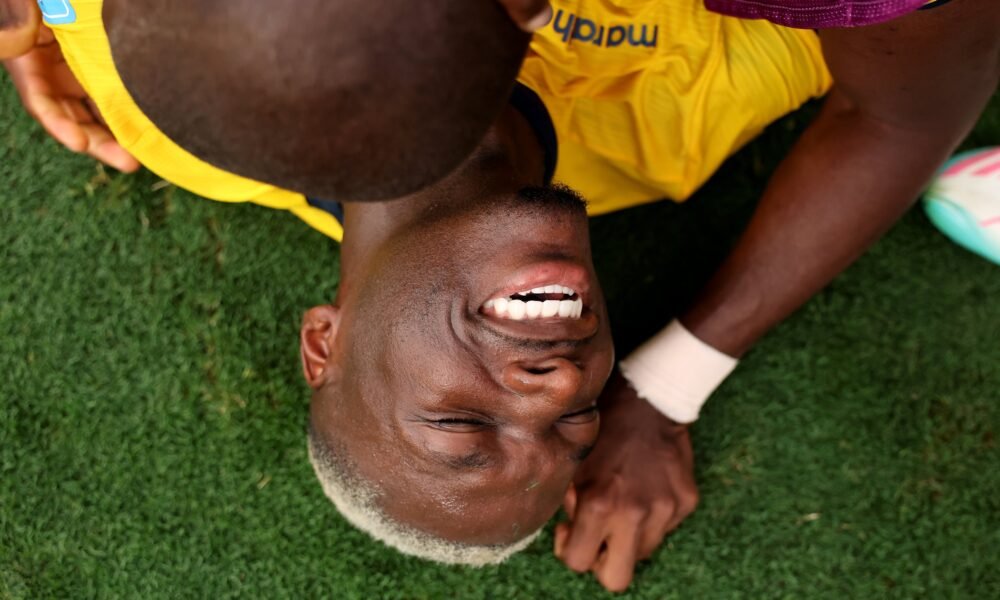 Moisés Caicedo tirado en el piso tras clasificación de Ecuador a dieciseisavos del Mundial. Foto: Conmebol