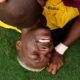 Moisés Caicedo tirado en el piso tras clasificación de Ecuador a dieciseisavos del Mundial. Foto: Conmebol