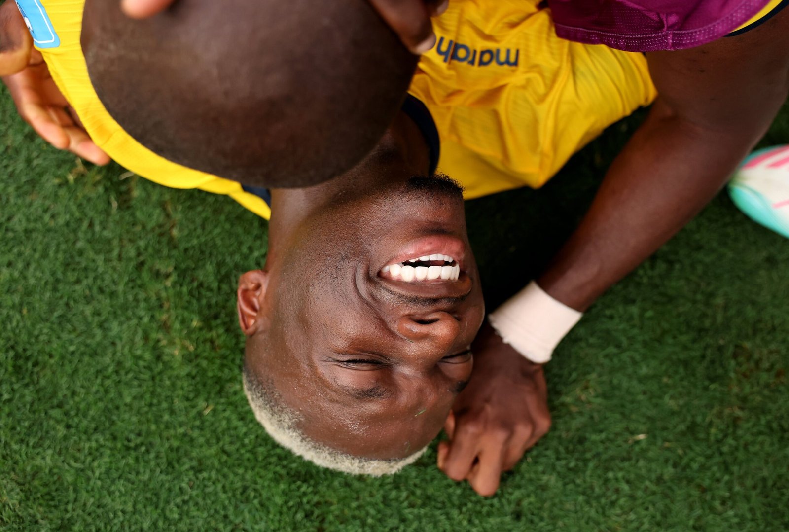 Moisés Caicedo tirado en el piso tras clasificación de Ecuador a dieciseisavos del Mundial. Foto: Conmebol