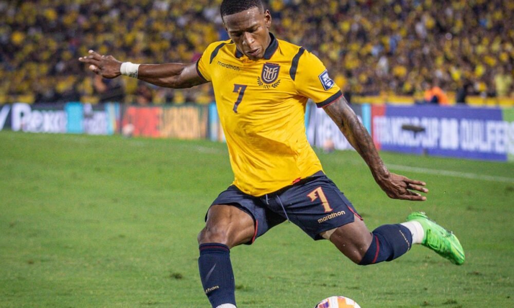 Pervis Estupiñán en el partido ante Brasil por las Eliminatorias al Mundial. Foto: API