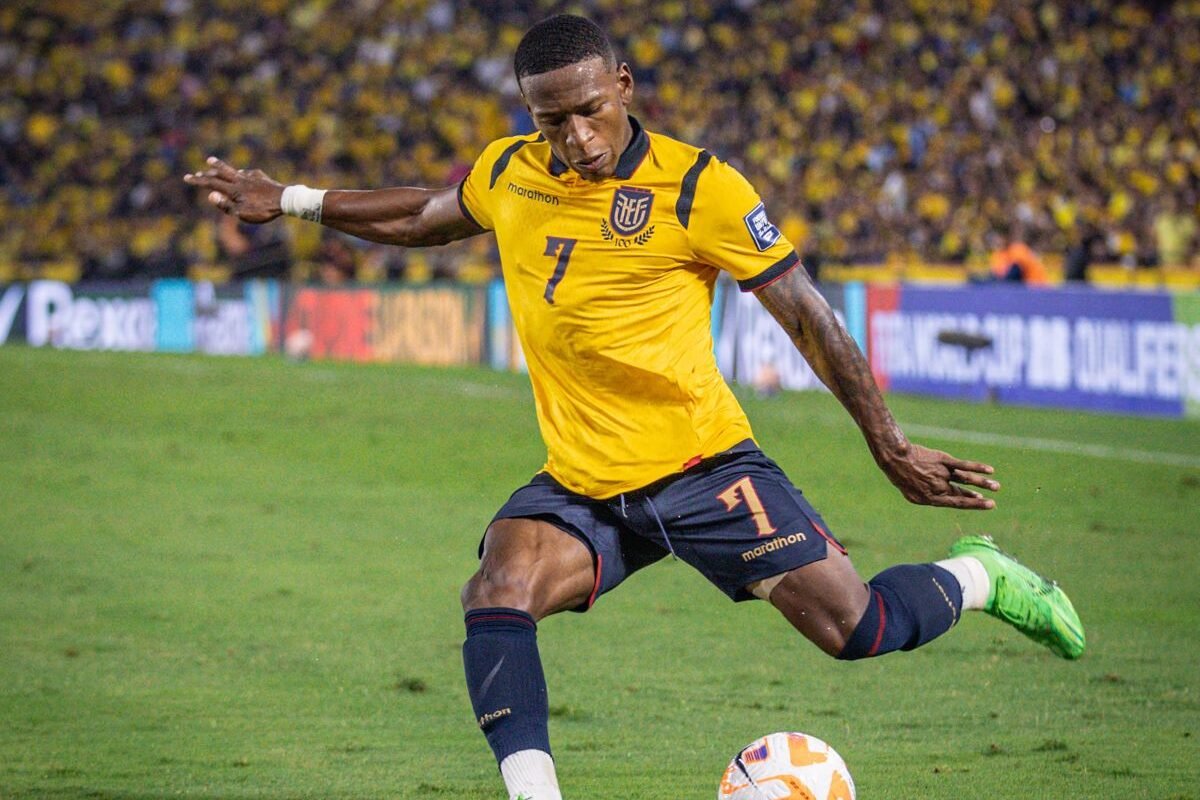 Pervis Estupiñán en el partido ante Brasil por las Eliminatorias al Mundial. Foto: API