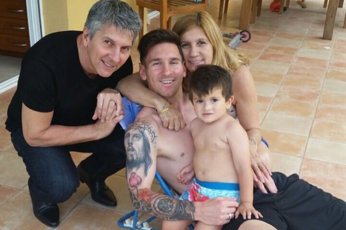 Lionel Messi junto a sus padres, Jorge y Celia, y su hijo Thiago. Foto: Archivo personal
