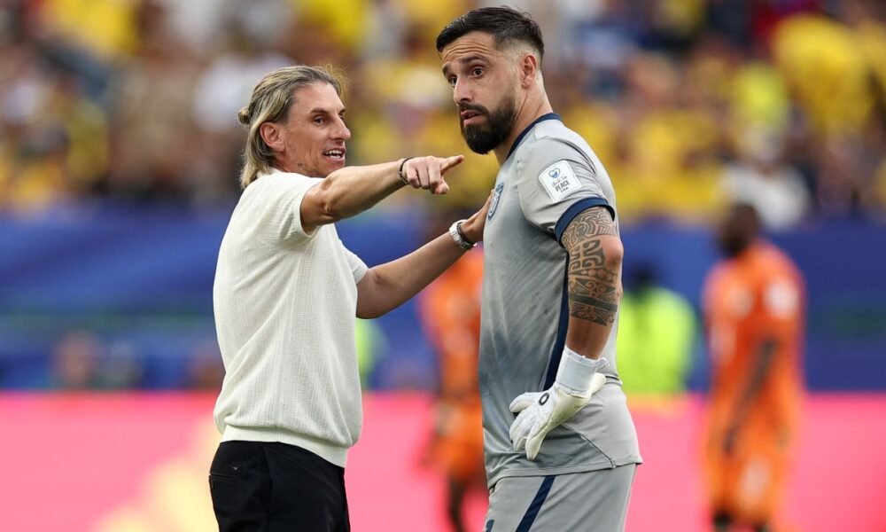 Sebastián Beccacece y Hernán Galíndez en el partido ante Costa de Marfil. Foto: CONMEBOL
