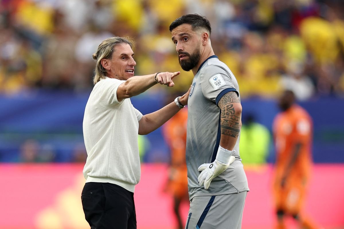 Sebastián Beccacece y Hernán Galíndez en el partido ante Costa de Marfil. Foto: CONMEBOL