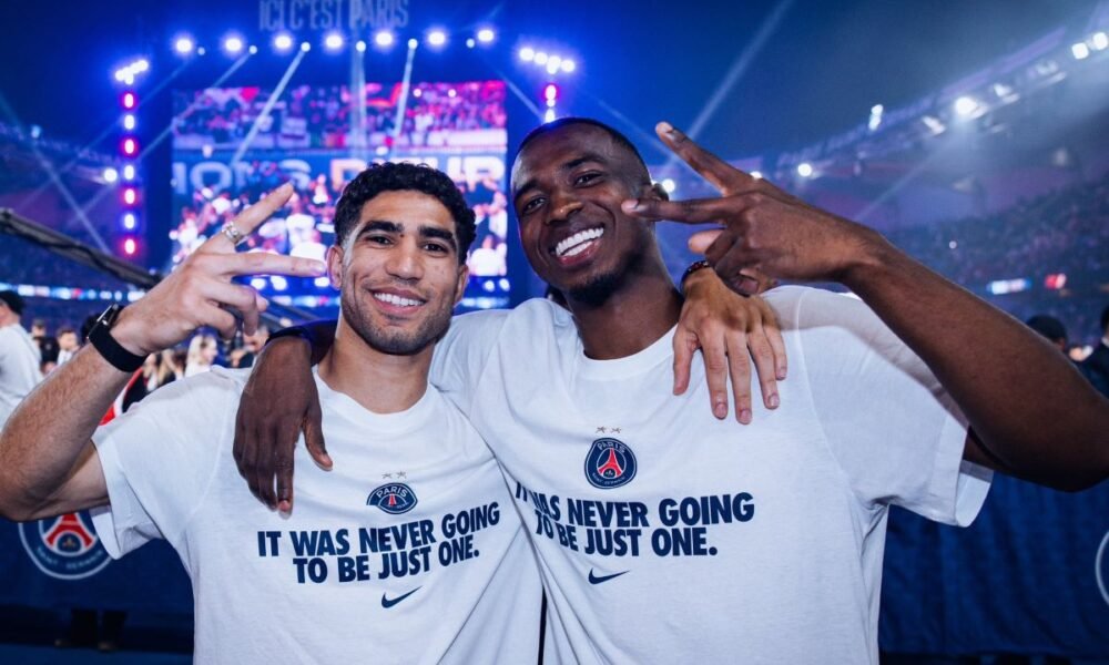 Willian Pacho y Hakimi en el festejo del PSG en el Parque de los Príncipes. Foto: PSG