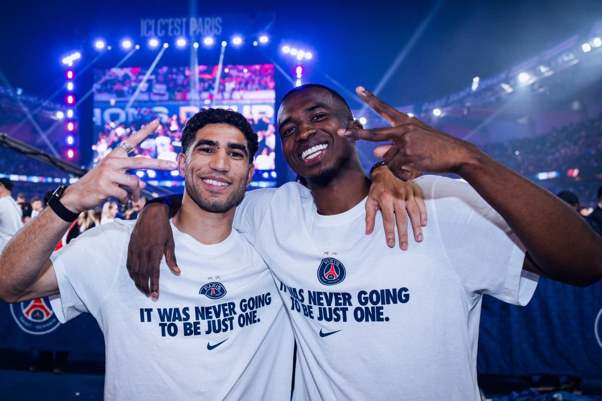 Willian Pacho y Hakimi en el festejo del PSG en el Parque de los Príncipes. Foto: PSG