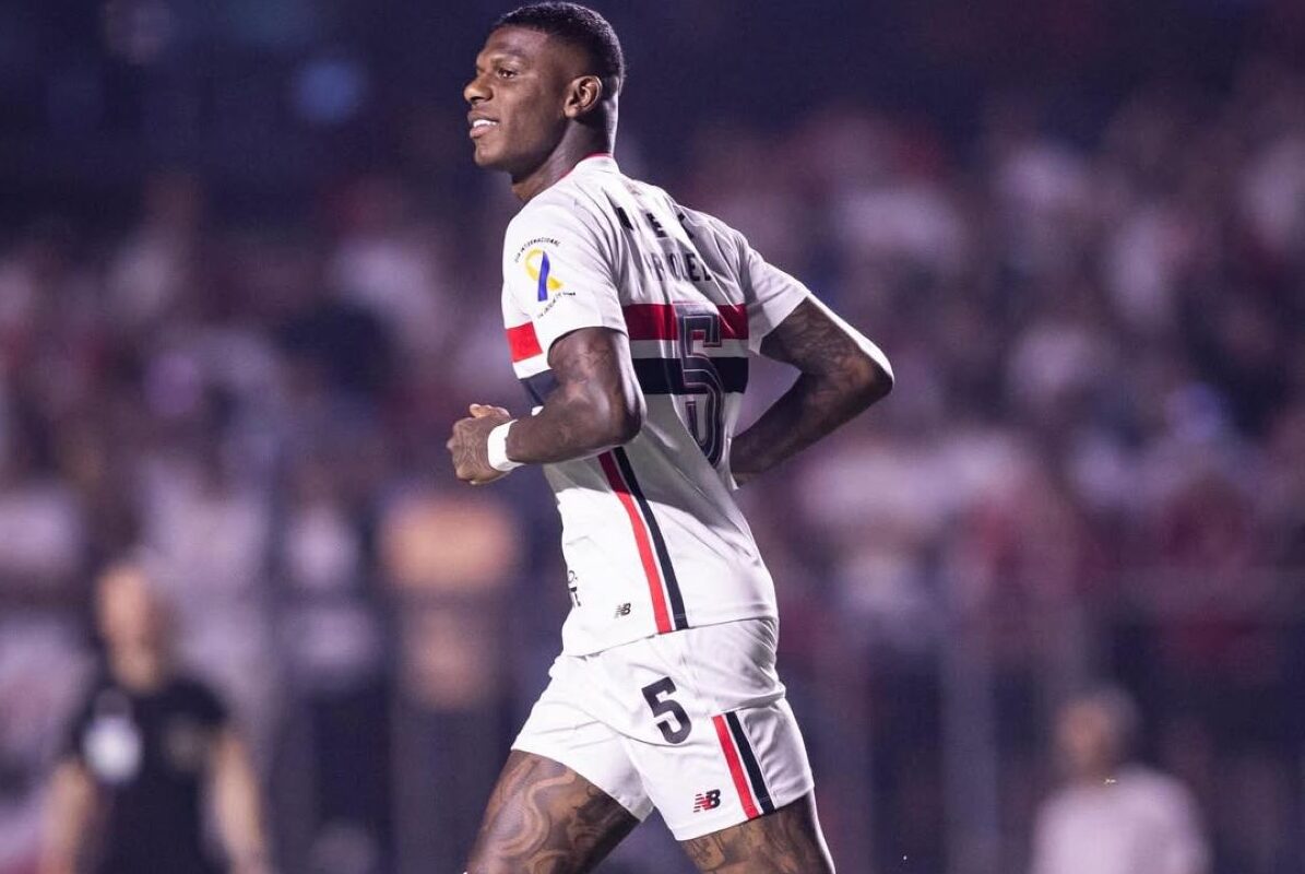 Robert Arboleda jugando con la camiseta de São Paulo. Foto; Redes sociales de Robert Arboleda