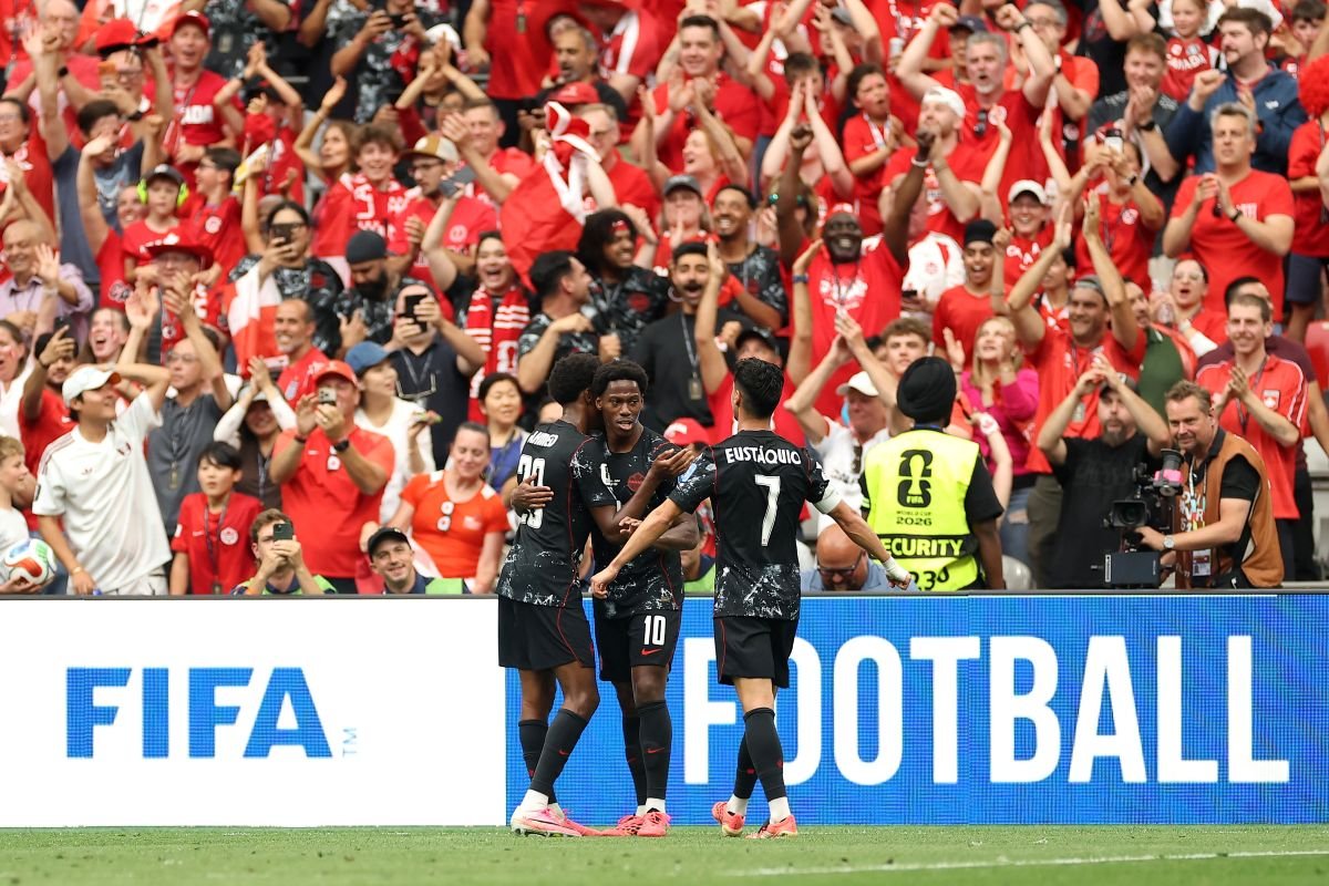 Canadá se fue al descanso en ventaja por 3-0 ante Catar y saborea su primera victoria en una Copa Mundial. Foto: FIFA