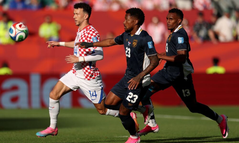 Perisic y Murillo disputan el balón, primeros minutos en Toronto. Panamá y Croacia igualan 0-0. Foto: FIFA