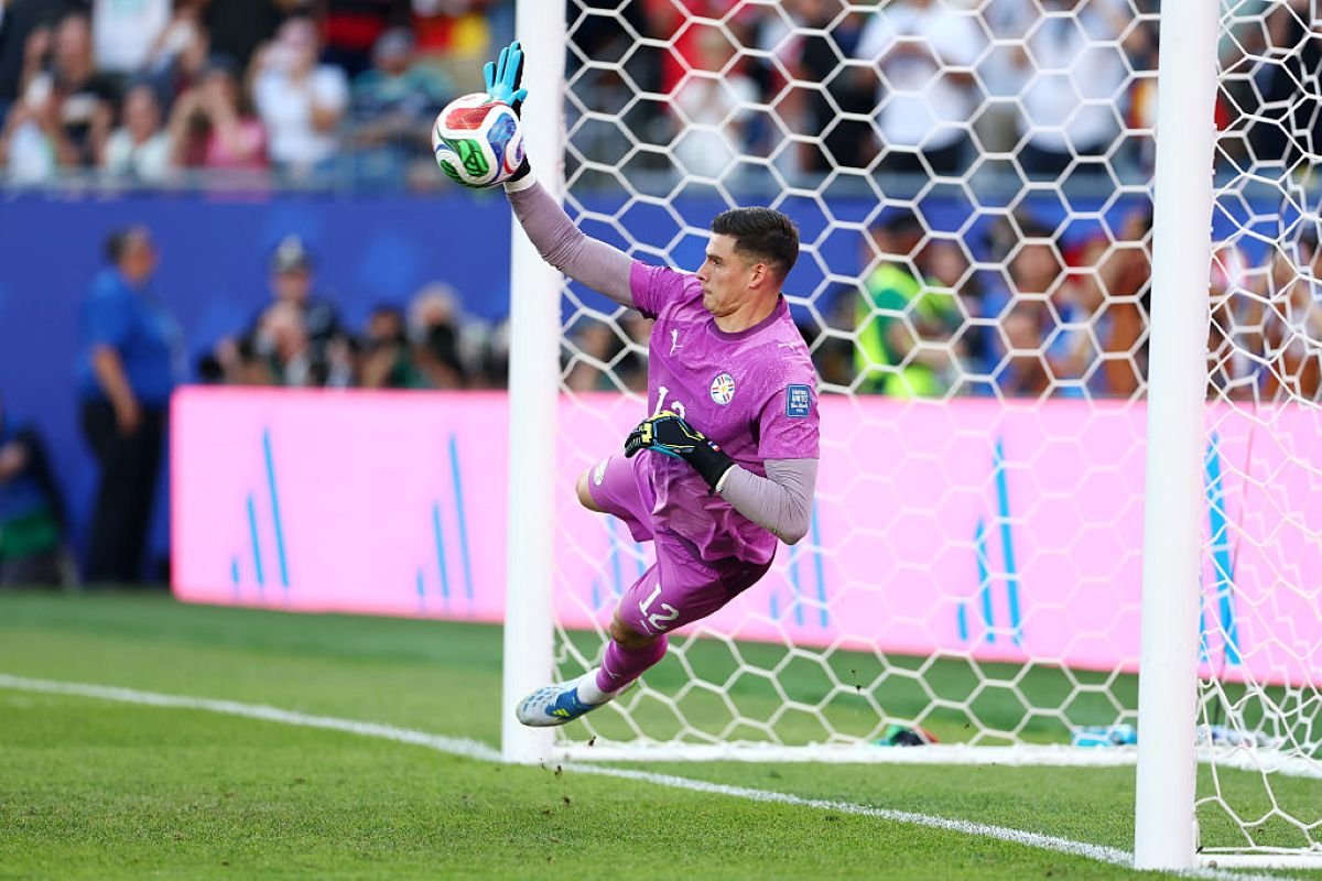 Orlando Gill atajando los tiros penales de Alemania. Foto: FIFA