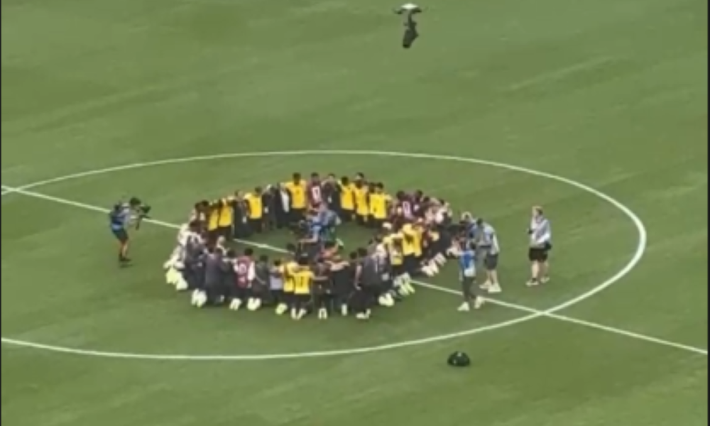 La Tri rezando en el centro del Metlife Stadium tras conseguirla victoria frente a Alemania. Foto: Captura de pantalla