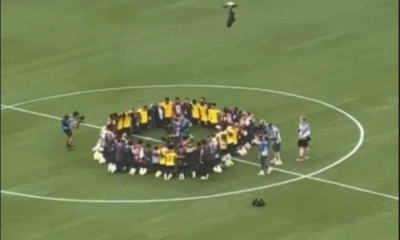 La Tri rezando en el centro del Metlife Stadium tras conseguirla victoria frente a Alemania. Foto: Captura de pantalla