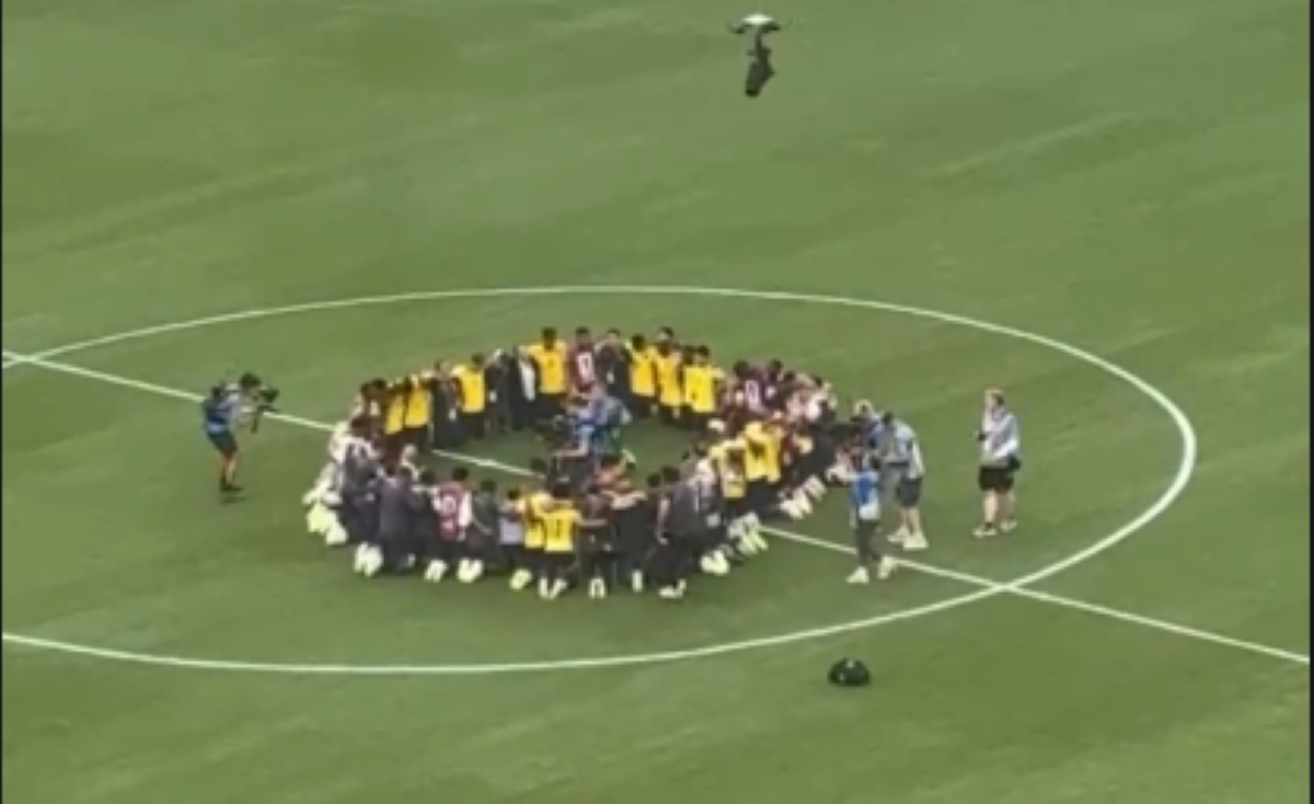 La Tri rezando en el centro del Metlife Stadium tras conseguirla victoria frente a Alemania. Foto: Captura de pantalla